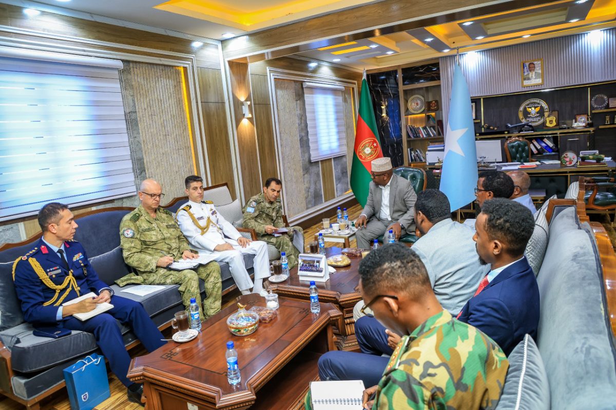 Somalili Savunma Bakanı Ahmed Moalim Fiqi, TURKSOM Komutanı Tümgeneral Sabahttin Kalkan'ı kabul etti